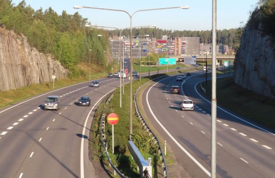 Työllisyys kasvaa hieman aiempaa hitaammin